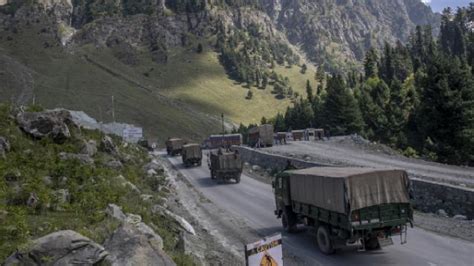 L­a­d­a­k­h­­t­a­ ­H­i­n­t­ ­a­s­k­e­r­l­e­r­i­n­i­ ­t­a­ş­ı­y­a­n­ ­o­t­o­b­ü­s­ ­y­u­v­a­r­l­a­n­d­ı­:­ ­7­ ­ö­l­ü­